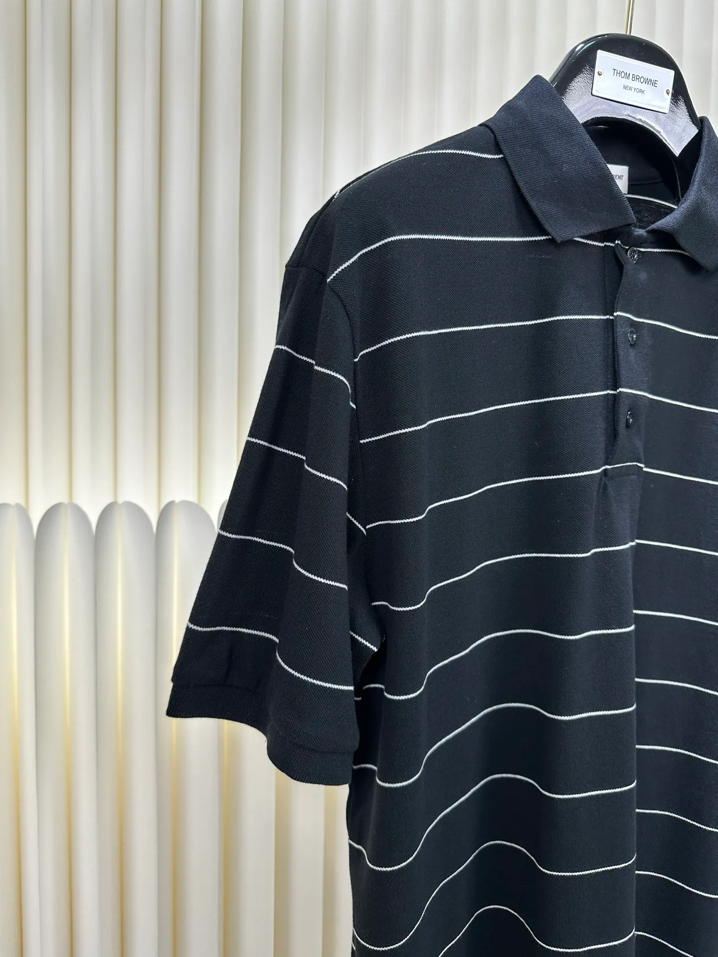 P320 Saint Laurent logo embroidered striped POLO shirt (authentic version - physical counter - top luxury quality) 🆚Instant sale of all versions on the market Customized elegant striped piqué cotton, breathable and dry. Striped elements jump across the clothes, showing a unique visual beauty. The YSL logo embroidered on the chest is vividly displayed on the garment, highlighting its unique identity and charm.  Adopt imported machine embroidery technology, use advanced computer control system and precision mechanical components to realize YSL logo embroidery operation. Size: s m l xl